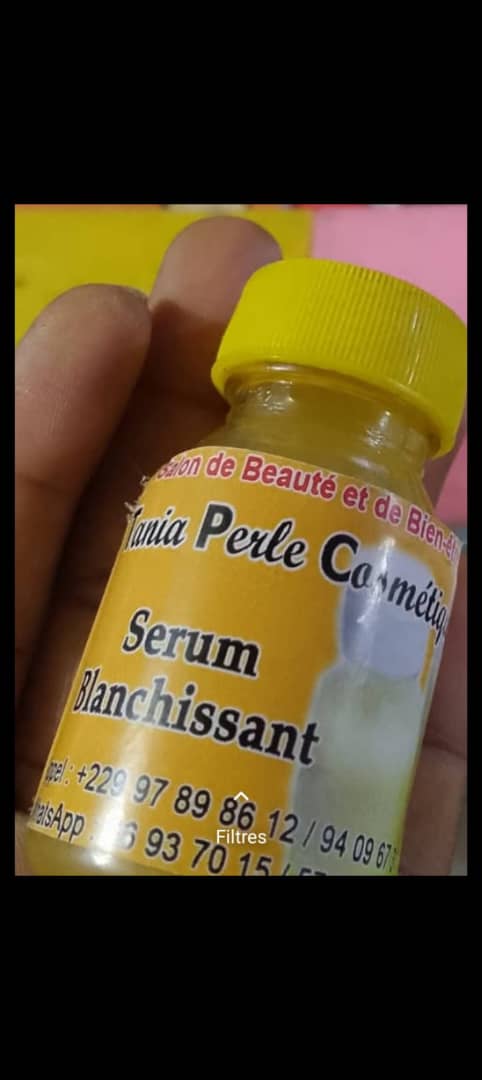 Petit flacon de sérum Tania Perle, étiquette indiquant sérum blanchissant